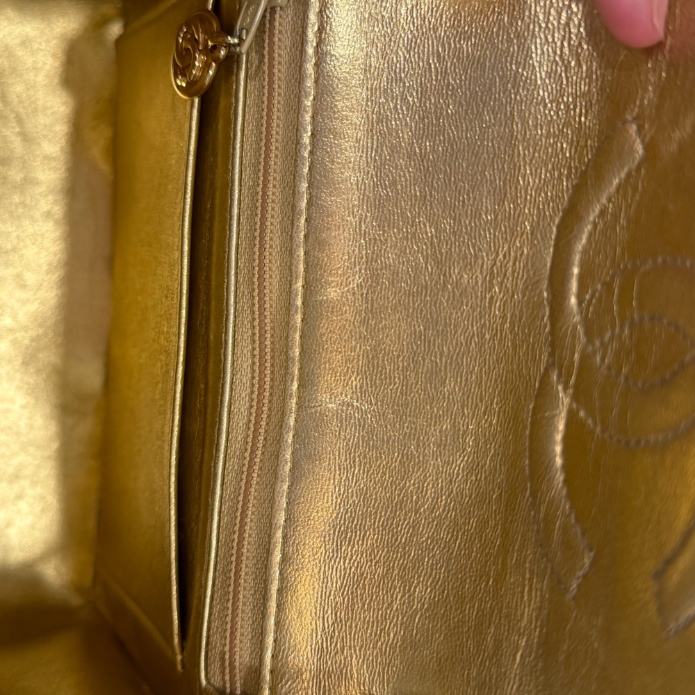 RARE CHANEL VINTAGE GOLD LAMBSKIN
CLASSIC SQUARE MINI FLAP BAG 24K GOLD PLATED - Picture 11 of 15